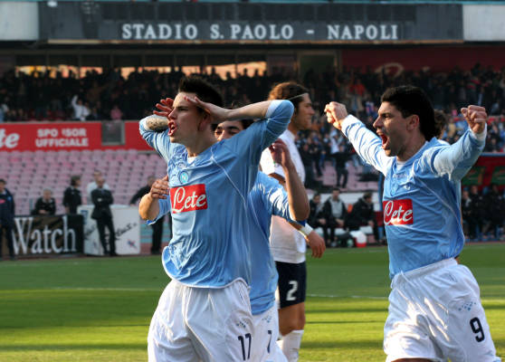 Hamsik esulta dopo il 1° gol